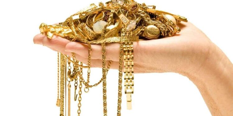 تراجع الذهب وسط توقعات بتمسك المركزي الأمريكي برفع أسعار الفائدة