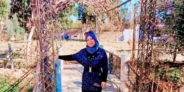 تحطّ فوق أجنحتي المبعثرة