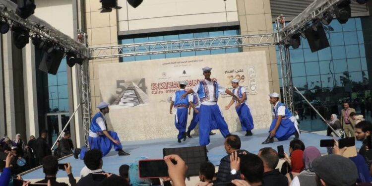 رواد معرض الكتاب.. تتفاعل مع عروض الأسمرات وفنون الإسماعيلية