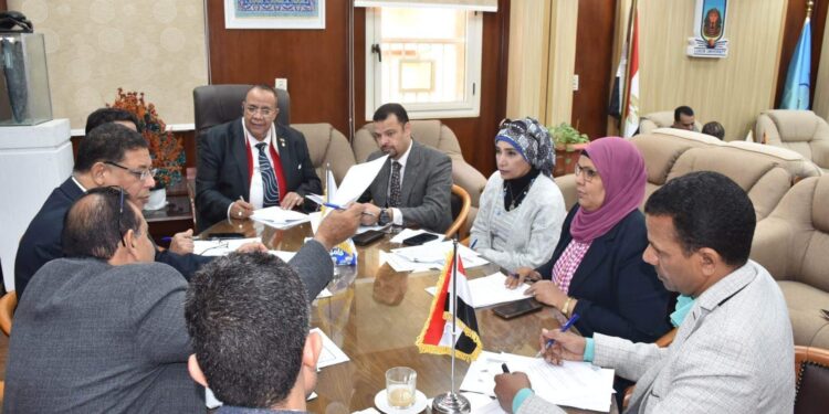 مركز تنمية قدرات أعضاء هيئة التدريس بجامعة الأقصر ينظم دورة “TOT” لإعداد المدربين