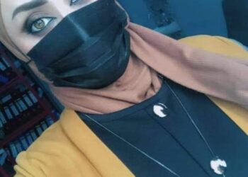 بدَمْعَتَينِ.. أُريكِ ٱلْحُزْنَ وٱلتَّعَبا