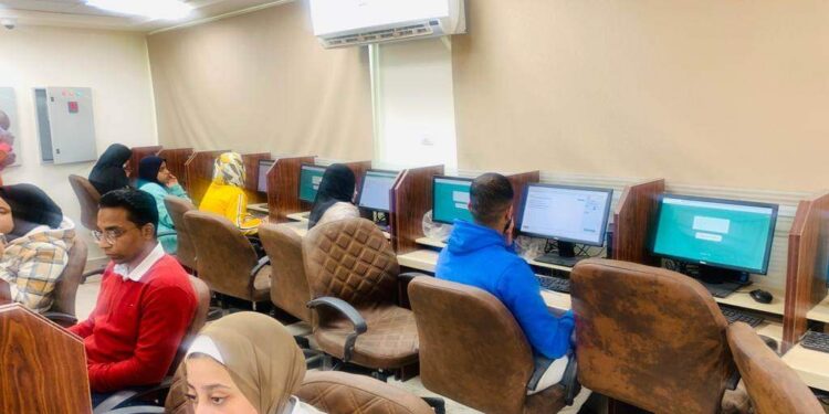 رئيس جامعة الأقصر يتفقد لجان الامتحانات بكلية الطب