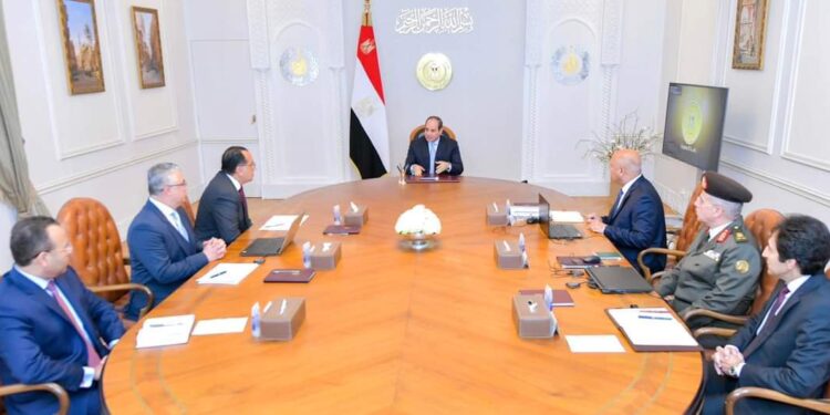 الرئيس السيسي  يتابع  المشروعات الاستثمارية والاستراتيجية لقناة السويس”.