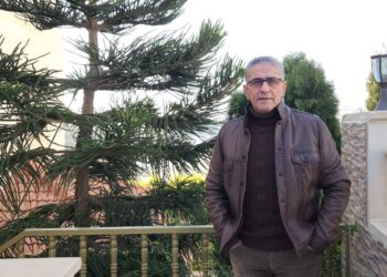 عينايَ تَـختلقانِ