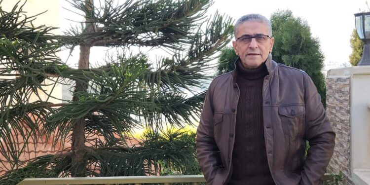 عينايَ تَـختلقانِ