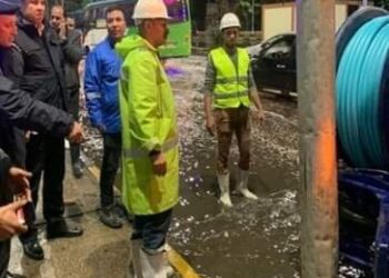 جهود مكثفة لرجال الشــرطة لمساعدة المواطنين فى مواجهة موجة الطقس السيئ