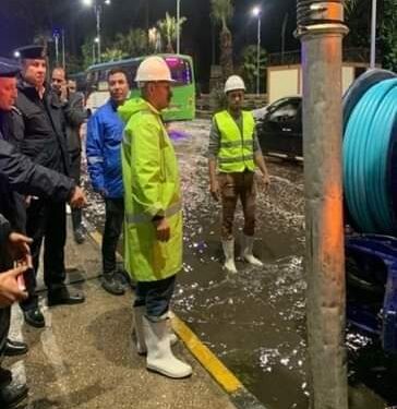 جهود مكثفة لرجال الشــرطة لمساعدة المواطنين فى مواجهة موجة الطقس السيئ