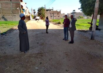 رئيس مدينة الأقصر يتابع تمهيد الطرق وإنزال التربة الزلطية لأعمال الرصف بحى المطار