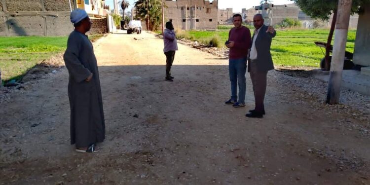 رئيس مدينة الأقصر يتابع تمهيد الطرق وإنزال التربة الزلطية لأعمال الرصف بحى المطار