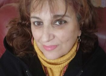 لم أُخْبِرِ العصافيرَ …