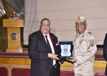 رئيس جامعة الأقصر يشهد احتفال جمعية المحاربين القدماء بيوم الشهيد