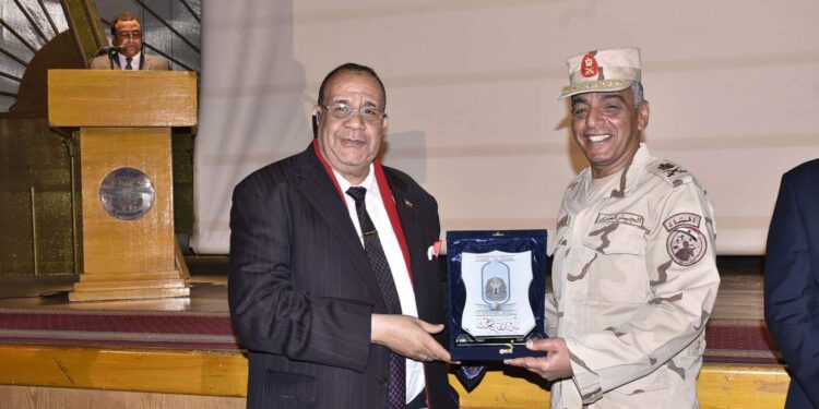 رئيس جامعة الأقصر يشهد احتفال جمعية المحاربين القدماء بيوم الشهيد