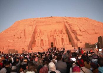 .. الشمس تتعامد على وجه الملك رمسيس الثانى بمدينة أبو سمبل السياحية