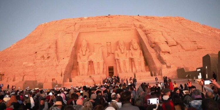 .. الشمس تتعامد على وجه الملك رمسيس الثانى بمدينة أبو سمبل السياحية