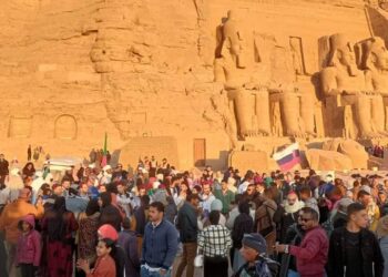 عروض فلكلورية لفرق مهرجان أسوان في تعامد الشمس على قدس الأقداس