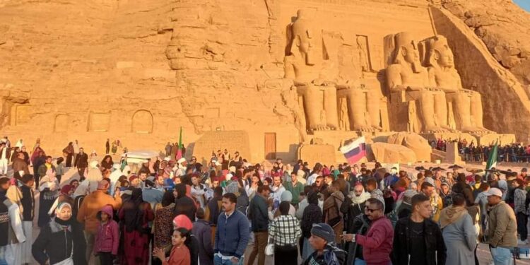 عروض فلكلورية لفرق مهرجان أسوان في تعامد الشمس على قدس الأقداس