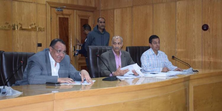 سكرتير عام الأقصر يعقد لقاء اليوم المفتوح لبحث شكاوى المواطنين والعمل على حلها