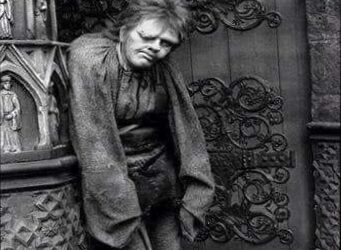 الأحدب  قارع أجراس كنيسة نوتردام بباريس