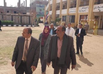 وكيل وزارة التعليم بالأقصر يتفقد مدرستي طه حسين و الأمل للصم وضعاف السمع