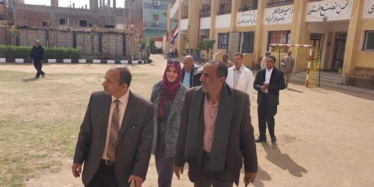 وكيل وزارة التعليم بالأقصر يتفقد مدرستي طه حسين و الأمل للصم وضعاف السمع
