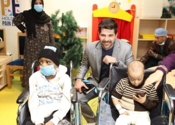 الفنان طارق الإبيارى يدعم  اطفال السرطان بمستشفى شفاء الأورمان  بالأقصر