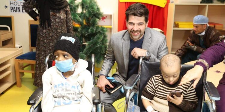 الفنان طارق الإبيارى يدعم اطفال السرطان بمستشفى شفاء الأورمان بالأقصر