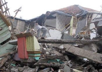 زلزال يؤدي بحياة 4 أشخاص في إندونيسيا