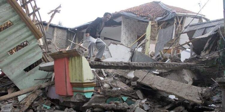 زلزال يؤدي بحياة 4 أشخاص في إندونيسيا
