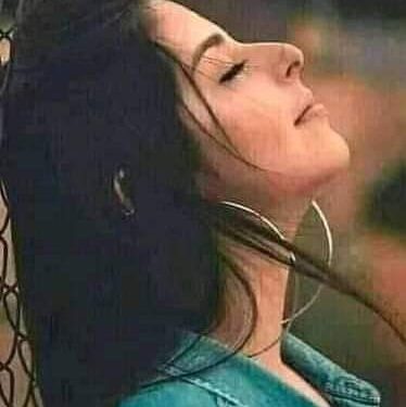 من أنت حتى تقتلي لي فرحتي …؟!