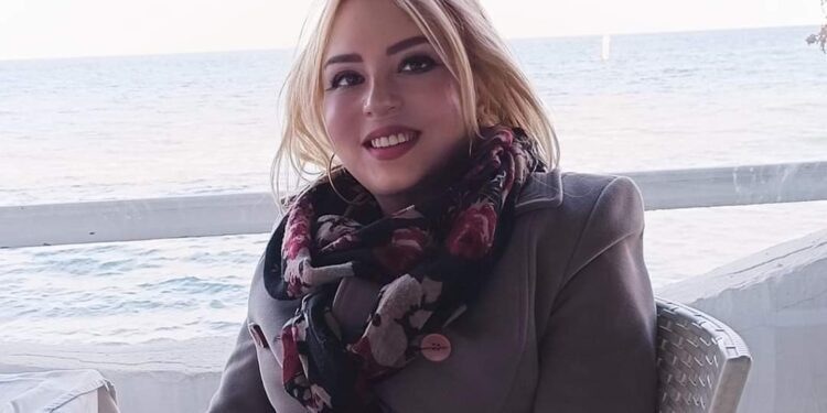 أبي كان رجلا أشقر …