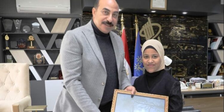 محافظ أسوان يستقبل صاحبة الموهبة في الرسم بالفم …