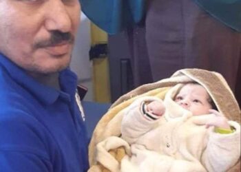 مٌسعف وسائق يساعدان سيدة فاجأتها آلام الولادة بالصحراوي