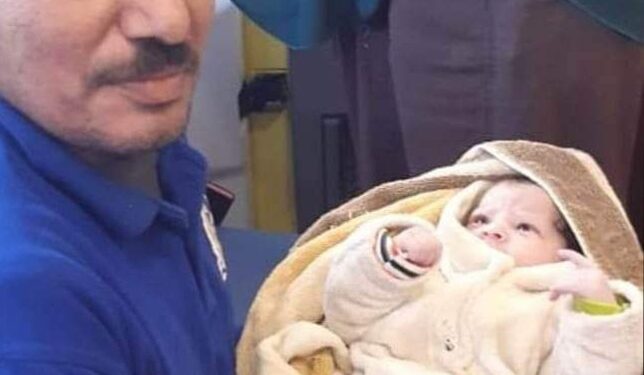 مٌسعف وسائق يساعدان سيدة فاجأتها آلام الولادة بالصحراوي