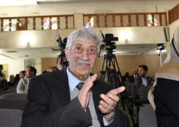 في المرايا بقلم عبدالعزيز المقالح