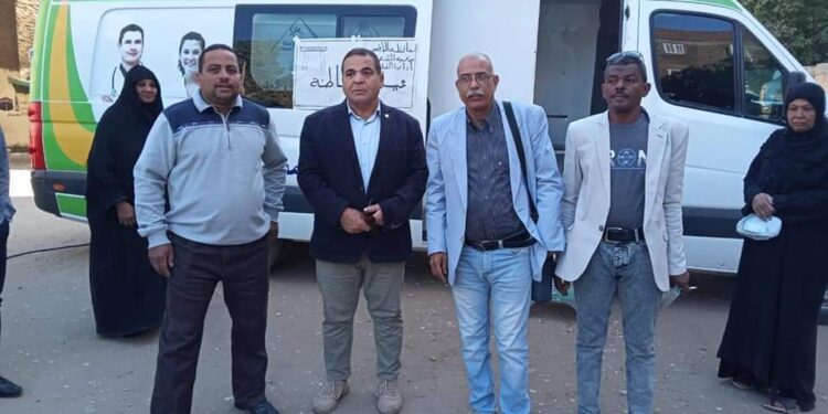 رئيس مدينة الزينية يتابع اعمال القافلة الطبية بقرية الصعايده والكشف على ٧١١ مواطن