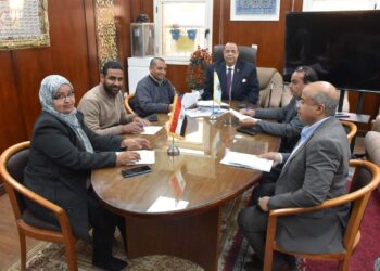 رئيس جامعة الأقصر يبحث آليات الإرتقاء بالمنظومة العلاجية