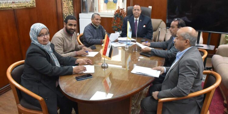 رئيس جامعة الأقصر يبحث آليات الإرتقاء بالمنظومة العلاجية