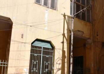 محافظ أسوان يلتقى بوفد اللجنة العليا المشتركة لمعاينة بيت العقاد