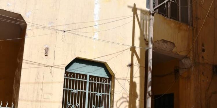 محافظ أسوان يلتقى بوفد اللجنة العليا المشتركة لمعاينة بيت العقاد