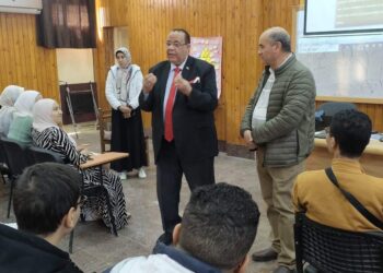 رئيس جامعة الأقصر يتابع انتظام الدراسة بكلية الطب في أول أيام الفصل الدراسي الثاني