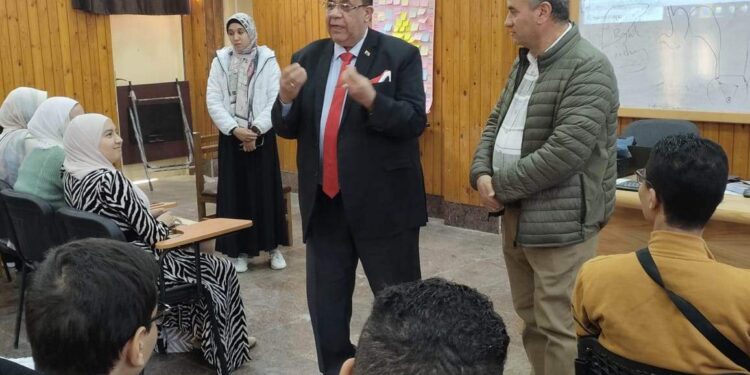 رئيس جامعة الأقصر يتابع انتظام الدراسة بكلية الطب في أول أيام الفصل الدراسي الثاني