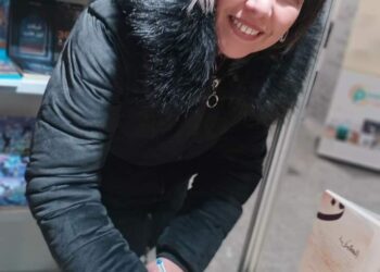 اتتّبَعُ الخطوَ النديَّ لعلّها …