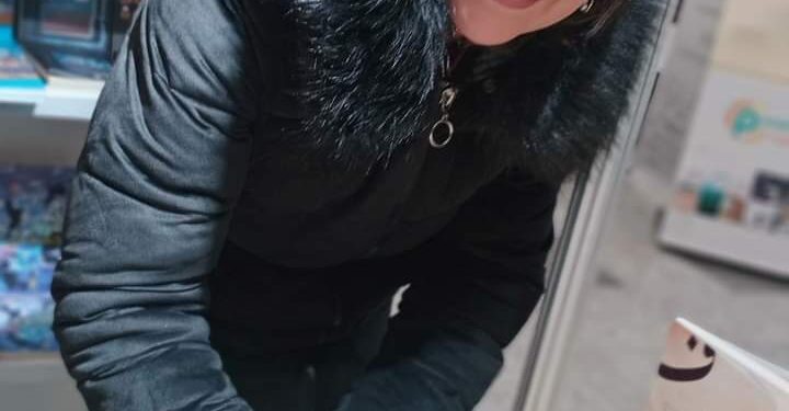 اتتّبَعُ الخطوَ النديَّ لعلّها …