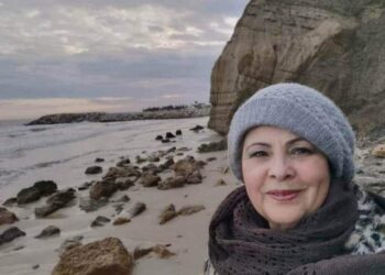 كلّما همّ بها بُكاء ..