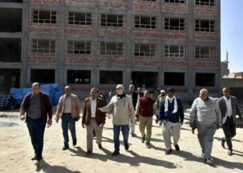 محافظ الأقصر  يتفقد مشروعات تعليمية بالبياضية