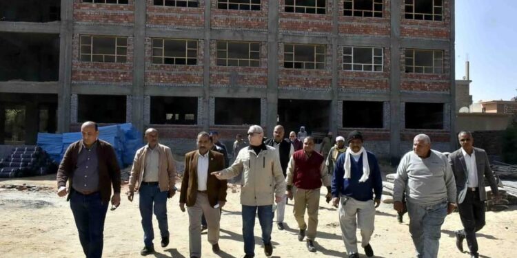 محافظ الأقصر يتفقد مشروعات تعليمية بالبياضية