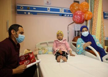 بمناسبة عيد الحب  توزيع الحلوى والهدايا على الأطفال مرضي السرطان