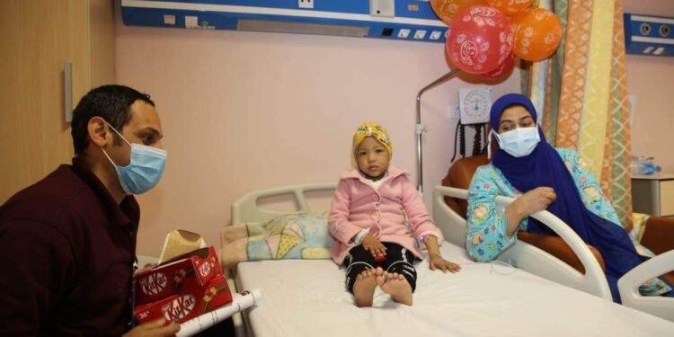 بمناسبة عيد الحب  توزيع الحلوى والهدايا على الأطفال مرضي السرطان