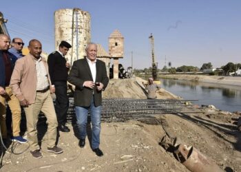 محافظ الأقصر يتفقد مشروع انشاء كوبري الطود الجديد ووجه بسرعة الانتهاء منه .