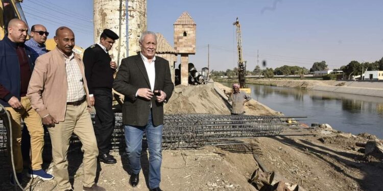محافظ الأقصر يتفقد مشروع انشاء كوبري الطود الجديد ووجه بسرعة الانتهاء منه .